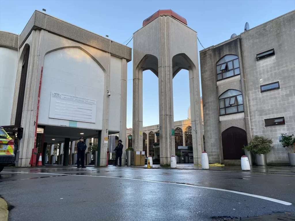 Londra’da camide namaz kılan din görevlisi bıçaklandı