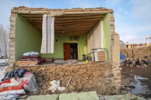 Merkez üssü İran'ın Hoy kentinde sabah meydana gelen 5,9 büyüklüğündeki