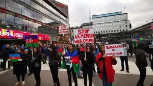 İsveç'te, Ermenistan'ın Azerbaycan'a saldırıları protesto etmek ve Azerbaycan ordusunun topraklarını