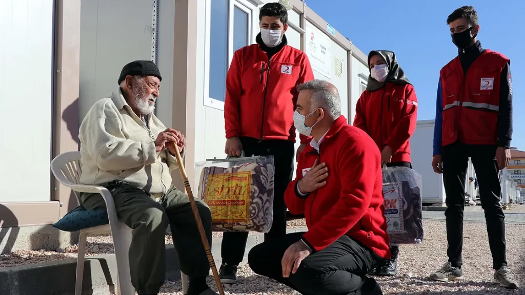 Türk Kızılaydan konteyner kentlerdeki depremzedelere kışlık yardımı