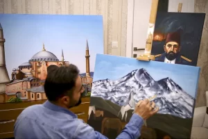 Konya'da, inşaatlarda boya ve alçı yaparak evleri süsleyen Salih Yerlikaya,
