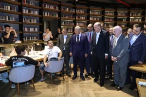 Cumhurbaşkanı Recep Tayyip Erdoğan, Üsküdar'da Nevmekan Sahil'i ziyaret ederek öğrencilerle