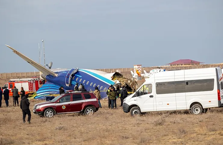 Azerbaycan Hava Yolları'na ait uçak Kazakistan'da düştü: 38 kişi hayatını kaybetti