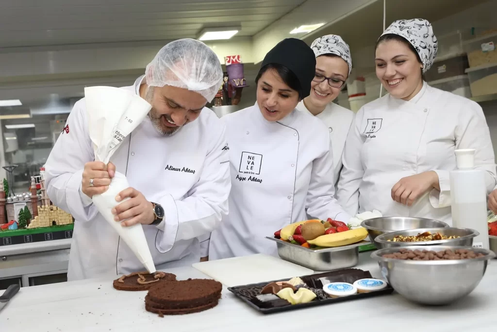 Başkan Aktaş Kadınlar gününde yaş pasta yaptı