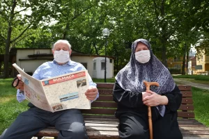 Bursa’da yaşayan ve devletin kendilerine tanıdığı sokağa çıkma iznini parklarda