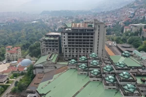 Bursa’da Tarihi Çarşı ve Hanlar Bölgesi’nin yeni yapılardan arındırılarak tarihi