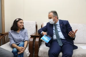 Bursa’da yaşayan ve doğuştan bedensel engelli olan Zehra Yavuz, kendi
