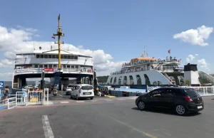 Çanakkale'de bulunan feribot iskelelerinde Kurban Bayramı tatili dönüşü nedeniyle yoğunluk
