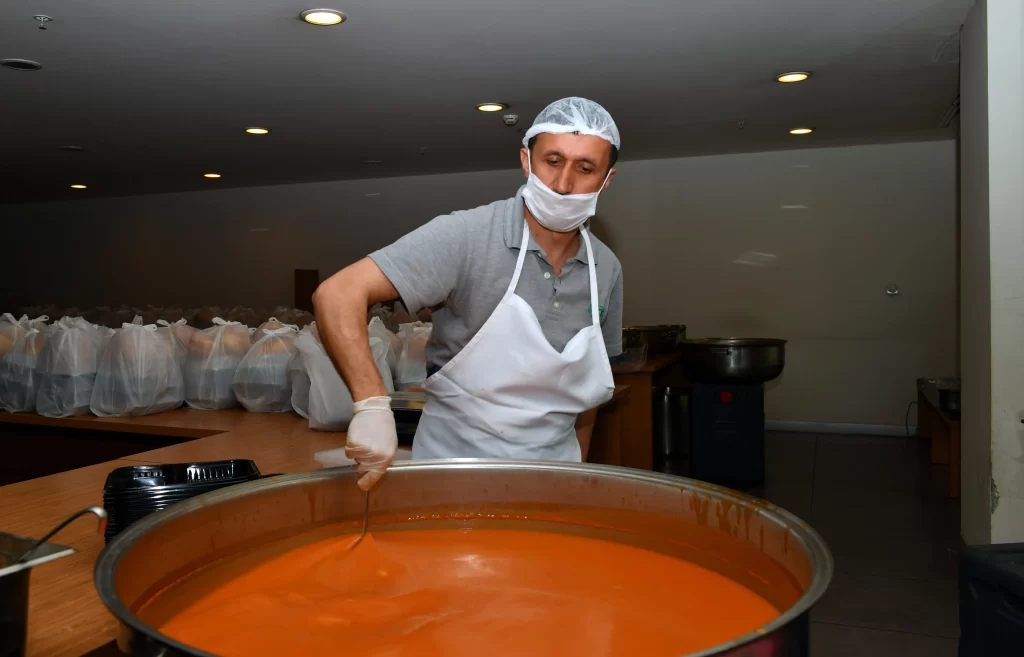 Osmangazi’den ihtiyaç sahipleri için iftarlık sıcak yemek dağıtımı başladı