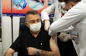 Cumhurbaşkanı Yardımcısı Fuat Oktay, Ankara Şehir Hastanesi'nde Kovid-19 aşısı yaptırdı.