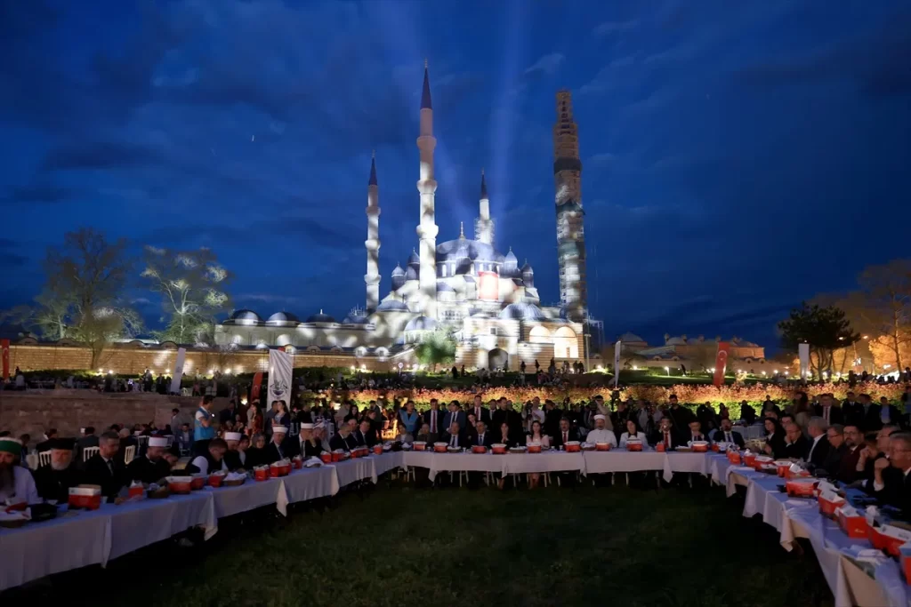 Edirne Selimiye Meydanı'nde Balkanları buluşturan 5 bin kişilik iftar