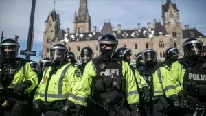 Ottawa polisinin pandemi kısıtlamalarına tepki olarak kamyon şoförlerinin organize ettiği