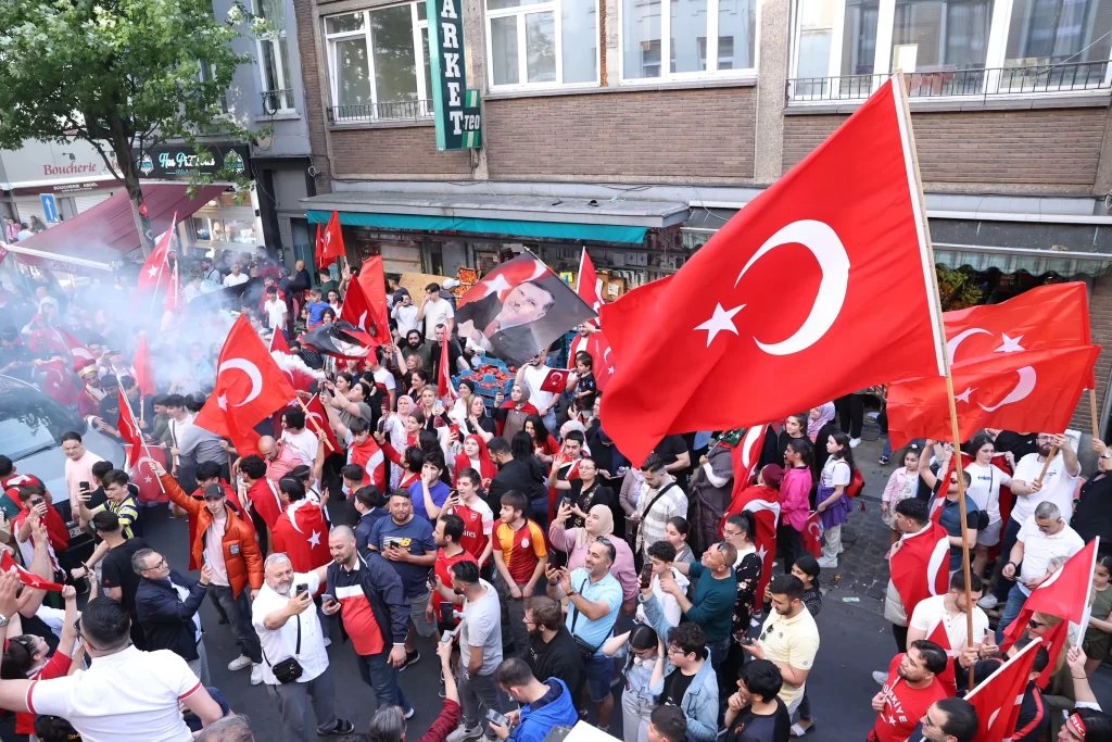 Belçika'da yaşayan Türkler Cumhurbaşkanı Erdoğan'ın seçim başarısını kutlandı