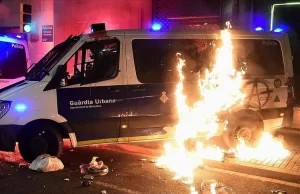 En az 10 kişinin gözaltına alındığı gösteride, şiddet yanlısı bir