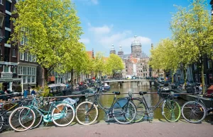 Amsterdam, bisikletin yoğun şekilde kullanıldığı ve nüfusundan daha fazla bisikletin