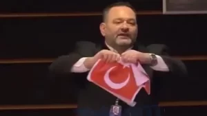 Türk bayrağını yırtan Yunanistan’ın aşırı sağcı E.LA.SYN. (Ulusal Halkın Vicdanı)