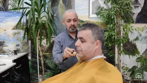 Kadıköy’de 20 metrekarelik dükkanında çeşitli bitkiler büyüten, aynı zamanda ressamlık