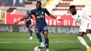 Fenerbahçe'nin Senegalli futbolcusu Mame Thiam, Diyarbakır'da bulunan bir köy okulunu