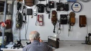 Eskişehir'de PTT memurluğundan emekli 72 yaşındaki Mahmut Altıbaş, biriktirdiği "antika"