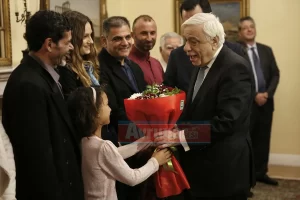 ATİNA   Başkent Atina yakınlarında çıkan yangında onlarca kişiyi kurtaran