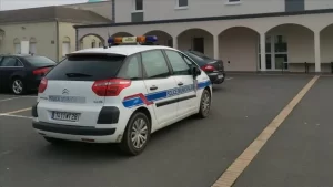 Fransa'da sosyal medyada dolaşan görüntüde ülkenin kuzeyindeki bir camiye saldırı
