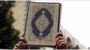 Danimarka'nın başkenti Kopenhag'da Kur'an-ı Kerim'in yakılmasını engellemek isteyen kadın, grup