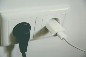 Evlerimizde neredeyse hemen her cihaz fişe takılı halde televizyon, çamaşır