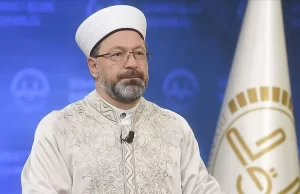 Diyanet İşleri Başkanı Erbaş, Boğaziçi Üniversitesi önünde Kabe fotoğrafının yere