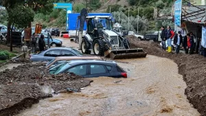 İzmir'in Balçova ilçesinde bazı araçlar sağanak nedeniyle taşınan toprağın altında