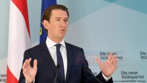 Eski Başbakan Sebastian Kurz, yaklaşan erken genel seçimler öncesi öğretmen