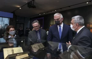 AKM Galeri'deki sergide, Türkiye Yazma Eserler Kurumu Başkanlığı'na bağlı yazma