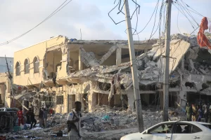 Somali Cumhurbaşkanı Hasan Şeyh Mahmud, ülkesinin başkenti Mogadişu'da dün 100'den