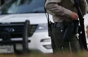 ABD'nin California eyaletinde, polis tarafından yüzüstü yatırılarak gözaltına alınmaya çalışılan