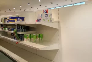 Almanya'da korona virüsü tedirginliği vatandaşları marketlere akın ettirdi. Alışveriş arabalarını
