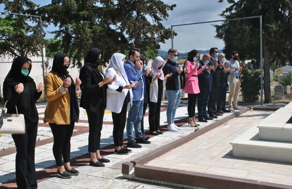 DEB Partisi’nden Bayramlaşma ve kabire ziyaret