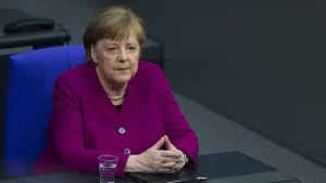 Almanya Başbakanı Merkel'in e-postalarının 2015'te Rus bir bilgisayar korsanı tarafından