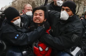 Almanya'nın başkenti Berlin'de aşı karşıtı eyleme katılan bir aile babası,