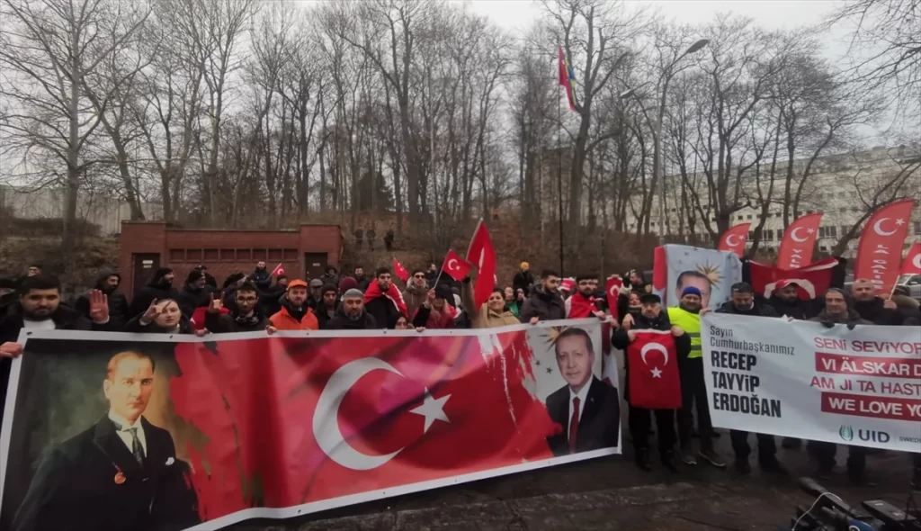 İsveç'te terör örgütü PKK/YPG destekçilerinin provokasyonu protesto edildi