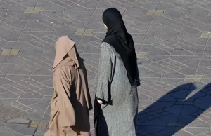 Fransa’da başörtülü Müslüman bir kadının, erkek memurla tokalaşmayı reddettiği için