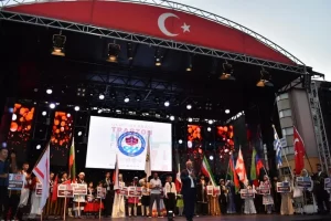 Trabzon'da "9 Ülke El Ele Hayde Horona" sloganıyla düzenlenen "Uluslararası