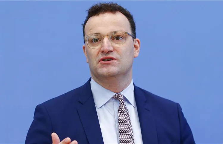 Almanya Sağlık Bakanı Jens Spahn, virüsün nedeniyle yoğun bakımda yatan