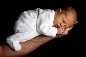 Almanya'da koruyucu aile olarak eşcinsel çifte verilen Türk bebek, Aile