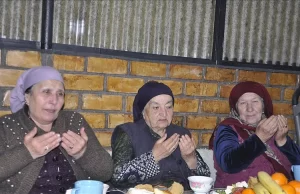 Türkler, maddi imkanlarına göre, evlerinde verdikleri toplu iftarlara, yakınlarını ve