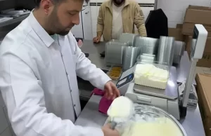 İstanbul'un Kumkapı semtinde yer alan asırlık yoğurtçu, üç kuşaktır aynı