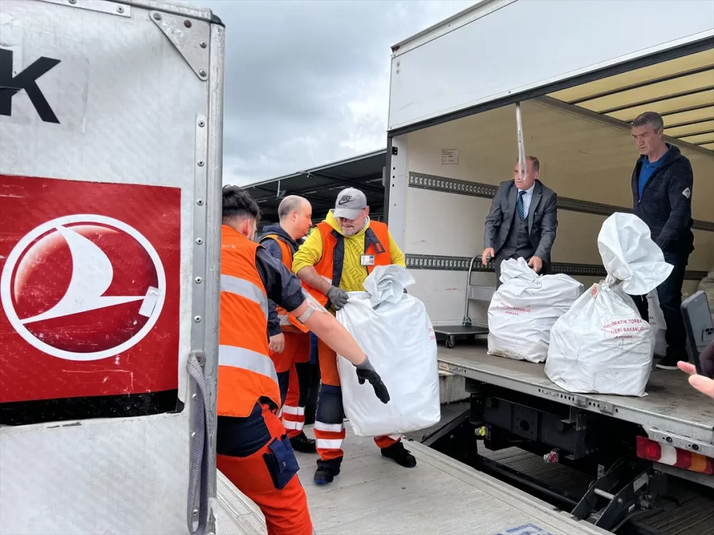 Avrupa'da kullanılan oy pusulaları Köln'den uçakla Türkiye'ye gönderildi