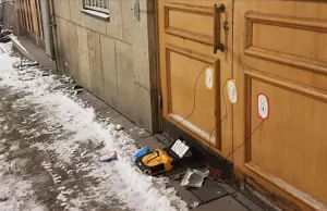 İsveç'in başkenti Stockholm'de bir cami giriş kapısına yerleştirilmiş bomba düzeneğine