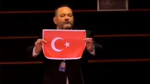Uluslararası Demokratlar Birliği (UID), Avrupa Parlamentosunda Türk bayrağı yırtan ırkçı