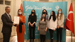 Kursiyerlere sertifikaları, Büyükelçi Aksoy ve eşi tarafından takdim edilirken, törende