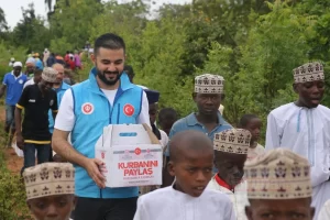TDV gönüllüleri, teknelerle kurban eti ulaştırdığı Tanzanya’nın özerk bölgesi Zanzibar’ın