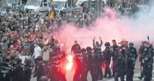 Irkçıların yoğun olduğu Chemnitz ve Dresden kentlerini ziyaret eden Almanya